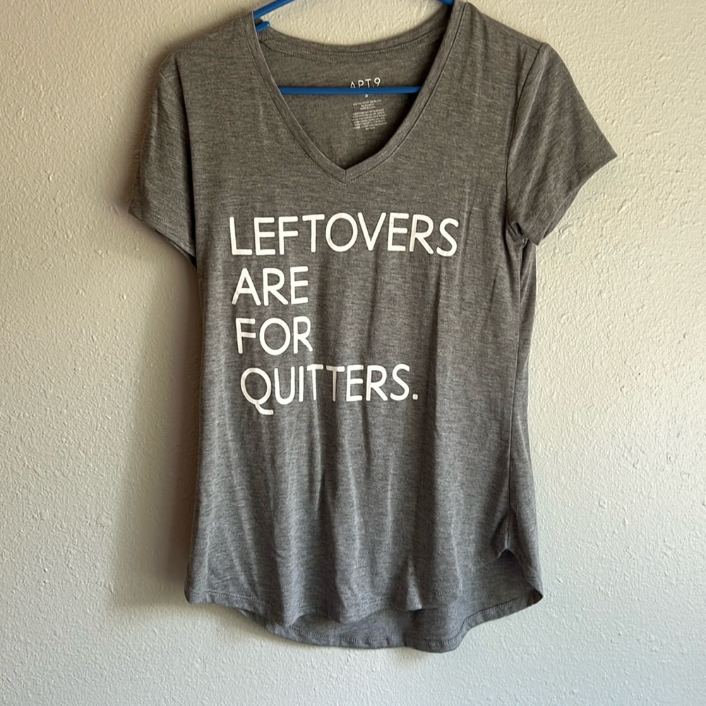 Apt 9 Vneck, graphic tee “leftovers are for quitters” size small